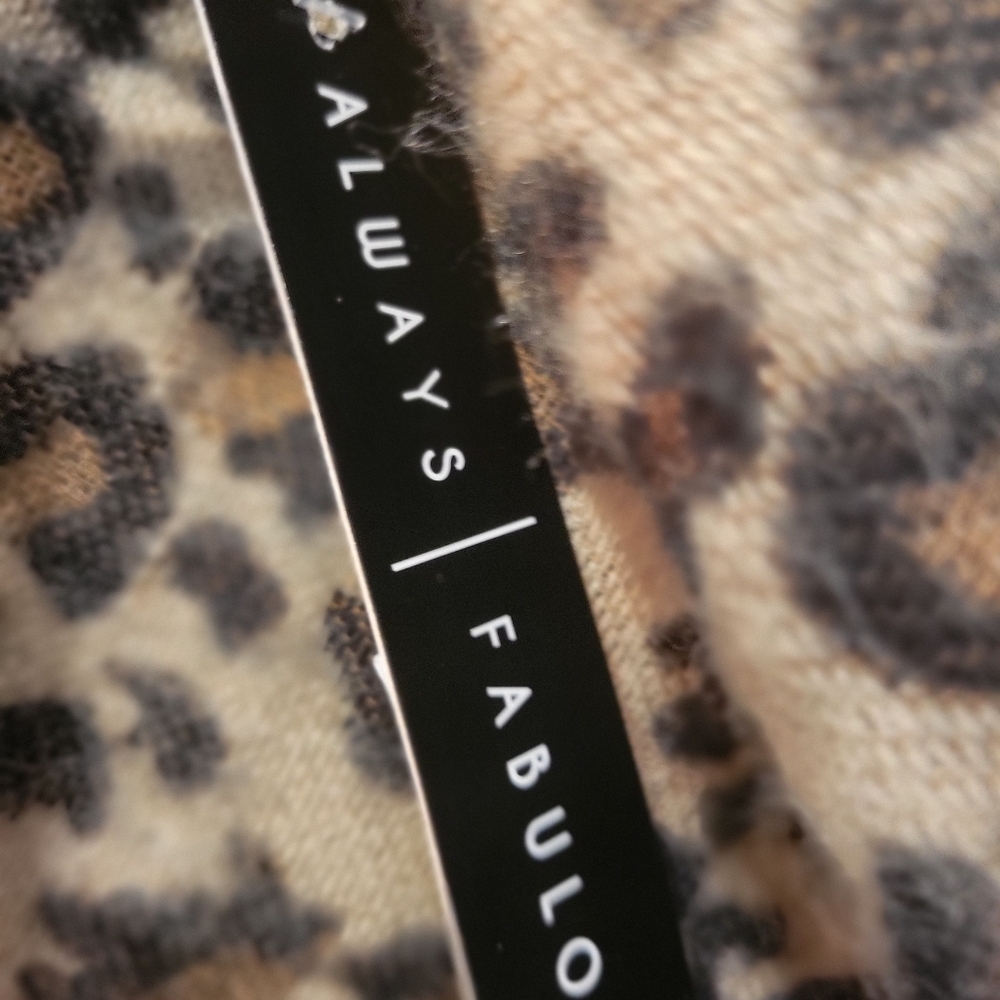 Sweater Cape By Always Fabulous Leopard Print 100% Acrylic OSFA - Picture 4 of 7